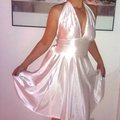 Härligt fin klänning. Man känner sig verkligen som Marilyn Monroe ;)