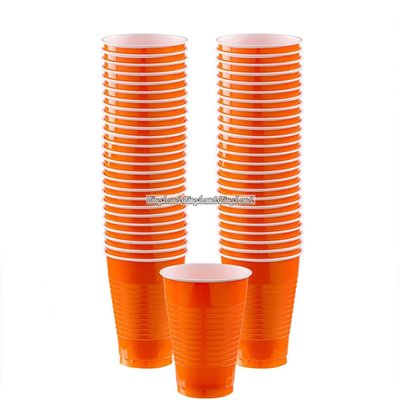 Orange plastmuggar