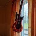 Passande dekoration på barnkalas med hårdrockstema.