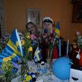 Studenten Jennifer med kompis Frida showar vid presentbordet med blå och gula ballonger från Zingland.