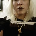 Firade Halloween i svartvitt. Min vita peruk fungerade perfekt som kontrast till ett gråsminkat ansikte och svarta accessoarer. Tack för att ni hjälpte mig vinna årets kostymtävling!