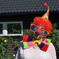 En av tävlingsdeltagarna i dansföreningen Crazy Flutters sommarfest med foto- och bilorientering i Uppland med årets tema: Cirkus! Clownhatt och peruk