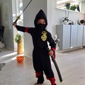 Lycklig kille efter ett evigt letande efter den