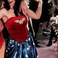 Förväntade mig ett annat material, men klänningen var skön att ha på sig. Manteln förstod jag aldrig varför den kom med (aldrig sett wonder woman ha mantel.. ?) Skoöverdragen var fula nedtill, men med ett par röda skor på så skulle jag aldrig tänkt på det! :) Överlag väldigt bra kostym, blev mycket uppskattad Wonder Woman dräkt