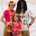 Hela Hawaii-familjen. Leis, kjol och peruk frn Zingland.