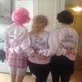 En bild på Frenchy, Sandy och Rizzo i ett lyckat cykel race ? Grease Pink Lady jacka