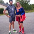 Jag sprang ett maratonlopp tillsammans med spindelmannen Supergirl / Superwoman maskeraddräkt
