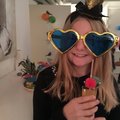 Louisa med coola stora brillor på 20-års party med Glasögontema??