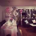 Firar min dotters 6 årsdag. Förberedelserna klara för barnkalaset Silverfärgade sifferballonger - 86 cm