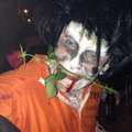 På bilden är jag sminkad med SVART (och vit) CREAM MAKEUP. I övrigt bär jag peruken \"EDWARD SCISSORHANDS\", \"LATEXÄRM MED SKADOR\", \"FÖRRYMD FÅNGE\"-overall, \"ZOMBIE\"-latex-kit Detta gav mig 2:a-pris i maskeradtävlingen på Halloween-festen Cream makeup på tub