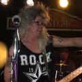 Underbar peruk till maken på hans 50-års fest! Han fick vara pudelrockare för en kväll igen!