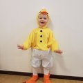 Min dotter i sin kusins kycklingdräkt _3