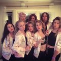 Jag och mina vänner i pink lady jackor från er Grease Pink Lady jacka