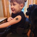 Barnkalas med hårdrockstema måste självklart innehålla tatueringar.