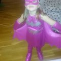 Köpte stl. 3-4 år som passade jättebra på min dotter som är 108 cm lång. Bra sömmar, väl sydd! Håller bra till lek o bus.