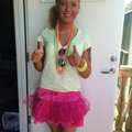Super söt tyllunderkjol och fluroscerande party pärlor klädde upp en 80tals brud till max på maskerad !! Rekommender starkt !