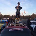 Dockan är här försedd med skidglasögon, stavar, pjäxor och skidor.
Han står på taket av vår bil som användes i Skrotbilsrejset hösten 2015, ett uthållighetstest för bilar värda max 10 000 kr. Bilarna måste vara