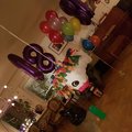 Piñatan är nedslagen (halshuggen) och godiset uppätet. De fina peacemärkena hänger kvar. Festen var väldigt lyckad! 60-tals hippie konfetti - 34g