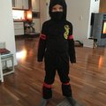Svart ninja till julavslutning med gymnasterna
