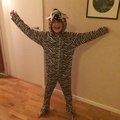 Min glada 8-åring på väg till maskerad-kalas.