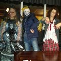 På väg till halloween disco. Zombie skolflicka Zombie skoltjej maskeraddräkt
