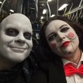 Vi har anvnt oss av vit makeup och fixeringspulver fr att vara Farbror Fester och Jigsaw (Saw). Ltt att anvnda och satt kvar hela kvllen!!