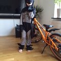 Batman har fått en ny cykel! min son fyllde 6 år! Var överlycklig över dessa två presenterna, ny cykel och batman dräkt. :) Batmandräkt för barn
