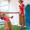 Vi hade Hawaii-fest fr vr nioring. Alla var kldda i leis och hula-kjolar. Bde kjol och blomstergirlang-set r frn Zingland.