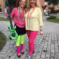 Fest med tema Rock it! Med dresscode 80-tal.. cerise benvärmare och neongrön elgitarr från Zingland!