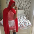 Superfin rödluvan-dress. Själva huvan var mycket finare i verkligheten än den såg ut att vara på bilden. Klänningen är jätteskön och i superhärligt, lite glansigt, material. Förklädet kunde varit lite större, ser lite plåttrigt ut men annars är det tummen upp för allt! :)