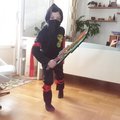 En mycket cool ninja på väg till maskeradkalas