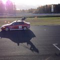 Här syns hur dockan pressas bakåt av fartvinden, hastigheten här är omkring 110-120 km/h, vi körde på Mantorp Park så deet är inte fråga om att åka på allmän väg... Uppblåsbar docka (oförarglig) man