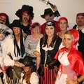 Jag till, höger på bilden, i min läckra Rödluvandräkt!På en jättekul 40års fest/maskerad i höstas.