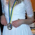 Hoppas ni ser hela bilden! Ser konstigt ut hrifrn. Dotter Jennifer tar studenten den 10 juni i Visby och hade stor nytta av kapsylppnaren!