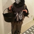 Vår son, 7 år, va jättenöjd (!) över sin coola skelettdräkt.
(Dock satte vi ett stygn mellan ögonen då hålen sitter lite brett.)
Det blev en väldigt lyckad Halloween.
Tack Zingland.
