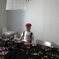 En glad pirat som spanar in piratdukningen till piratkalaset! Pirat maskeraddräkt för barn