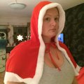 Lite liten om man är bredaxlad. Annars fin. Miss Claus liten mantel