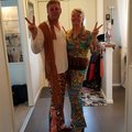 Me and my darling Vilka dräkter...amaising. passade perfekt. Vilken kväll Hippie - maskeraddräkt budget man