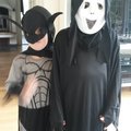 Isac och albin provar sina nya kläder och är supernöjda