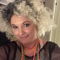 Fluffig peruk på 80-talsfest!