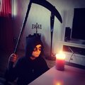 Redo för sitt första halloweendisco. Många skrämda barn när liemannen (barnet) kom dansandes! Skräck-rock