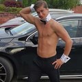 Bilden föreställer en glittrig strippa som är redo för att göra en redig show för gästerna på festen Strippare kit man