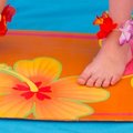 Surfingbrädan tillverkade vi av kartong och klistrade på stora hibiskus-blommor av papp.