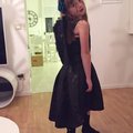 Lilltjejen laddad inför halloween disco som zombie ängel