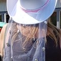 Jättefin hatt!
Lite stor i storlek så den passar säkert även den med lite större huvud eller tjockare hår ?
Jag pimpade slöjan med döskallar som vår blivande brud är förtjust i, och hon kände sig fin hela kvällen!