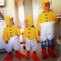Kusin-kycklingar. De två äldsta har dräkter storlek 4-6år. Den lilla i mitten har dräkten som passar. 2-4 år