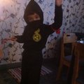 Sitter perfekt! Enda lilla minuset är tygbindeln för mun och näsa, den sitter inte riktigt som den ska om man Inter knyter hårt eller hittar på något annat upphängningssystem :)