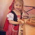 Min dotter som är 2 1/2 år, är supernöjd i sin Rödluvan-dress. Lätt att ta på och av, vilket är toppen då hon ofta vill ha den medan jag ammar lillebror och bara har en hand över att hjälpa henne med.