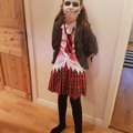 Fin dräkt som är prisvärd. Knapparna åkte upp lätt men jag nästade ett par stygn i varje knapphål så var det löst. Zombie skoltjej maskeraddräkt