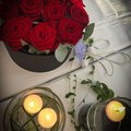 Bordsdekoration på bröllop...väldigt fint och effektfullt. Går att variera i all oändlighet, själv hade jag flasklilja i vatten ihop med ljusen...man kan ha olika blad, blommor, stenar, färgat glas...bara fantasin sätter gränserna.